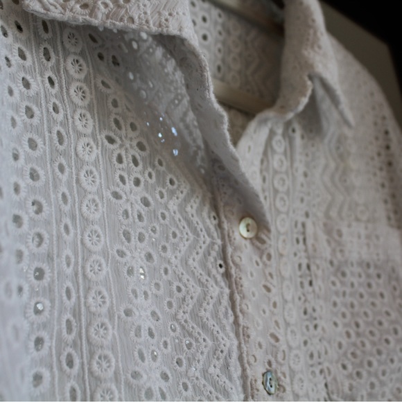 BCBGMAXAZRIA WHITE CROP EYELET BUTTON UP TOP - Picture 4 of 7